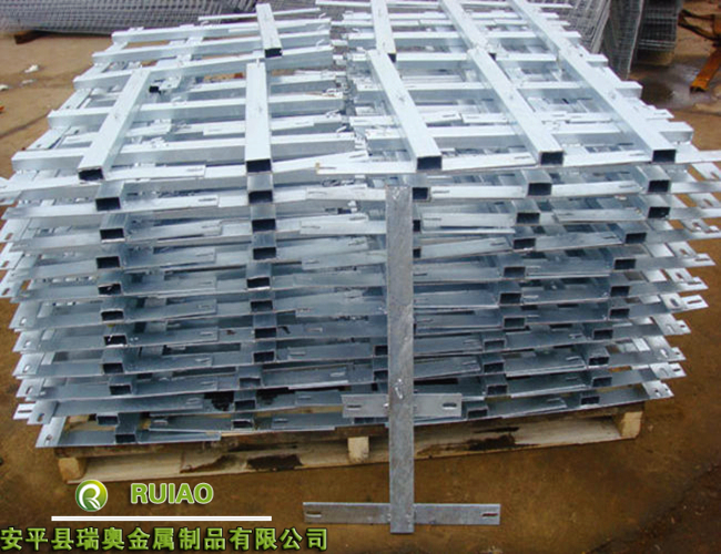 河北東科廠(chǎng)家直銷(xiāo)刺絲滾籠、立柱支架與加密支架金屬制品——安全防護(hù)的堅(jiān)實(shí)后盾